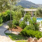 شقة Maniatiko Village *